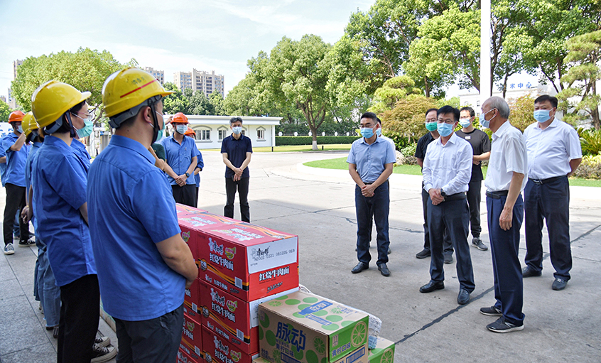 溧阳市委书记叶明华慰问3044am永利集团电缆高温下坚守的一线工人